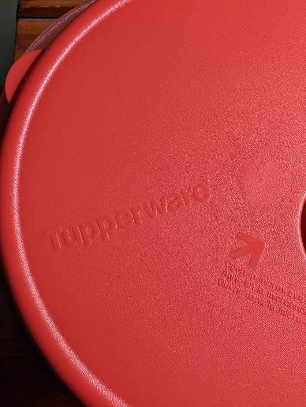 NWT Tupperware Medium Round Rock 'N Serve Container With Seal
